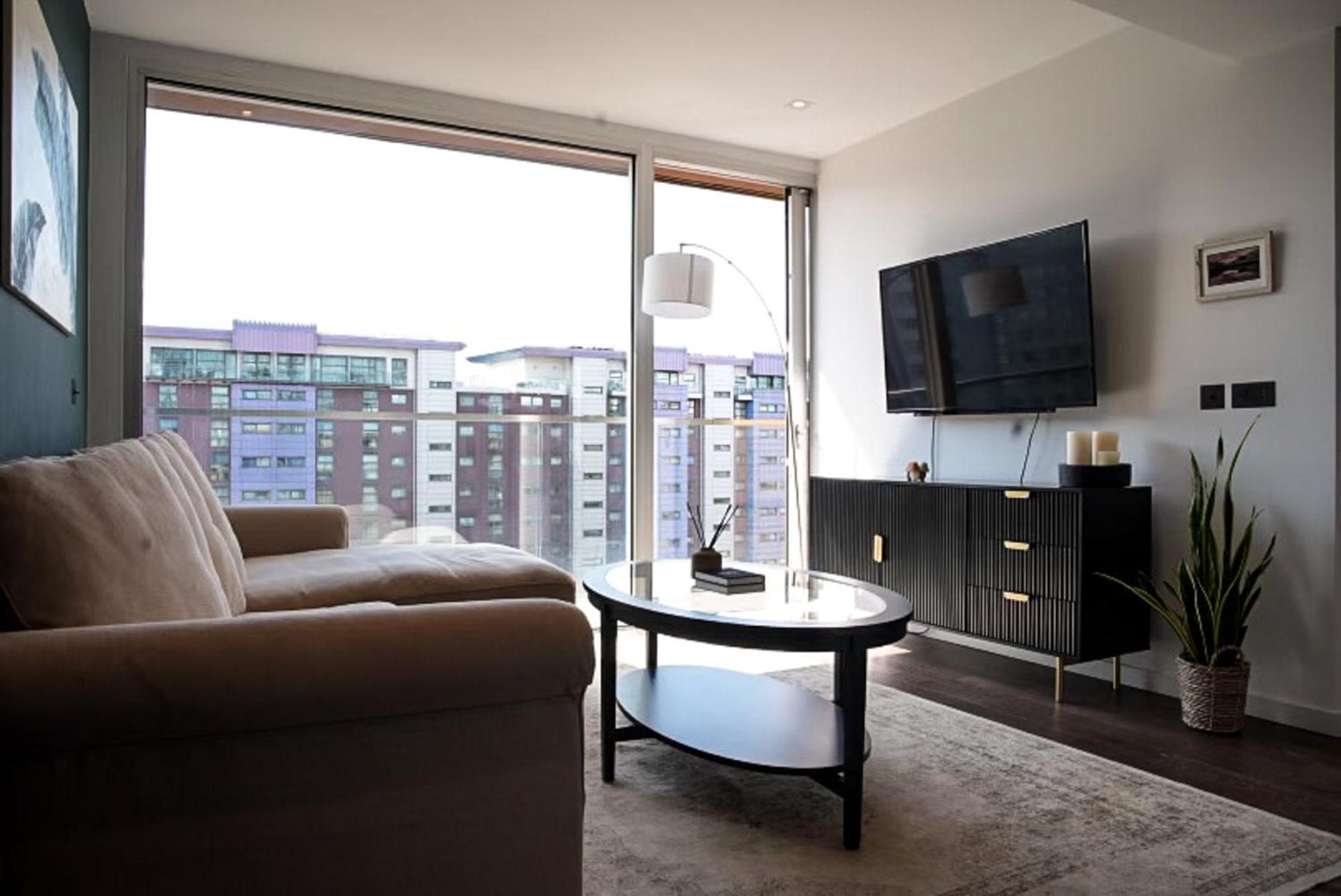 Appartamento Chic Luxury Living In Battersea Power Station Londra Esterno foto
